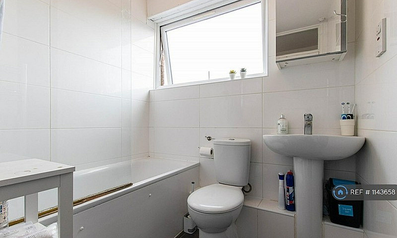 2 Bedroom Flat In Ma...