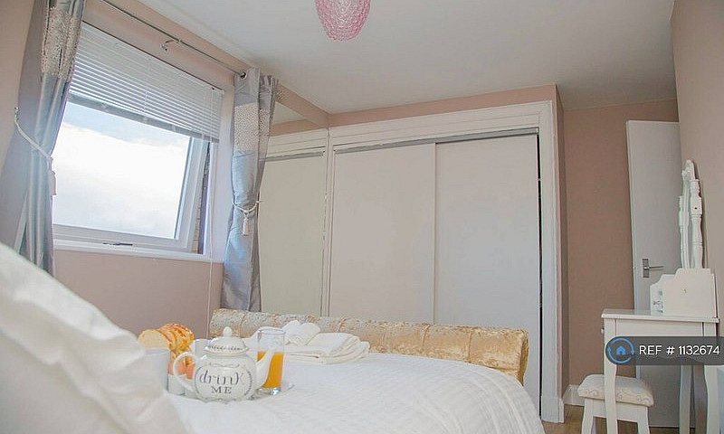 2 Bedroom Flat In La...