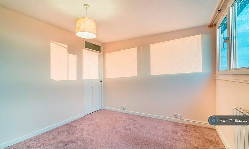 2 Bedroom Flat In Ma...