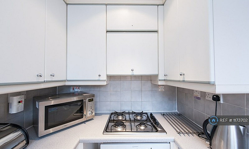 2 Bedroom Flat In La...