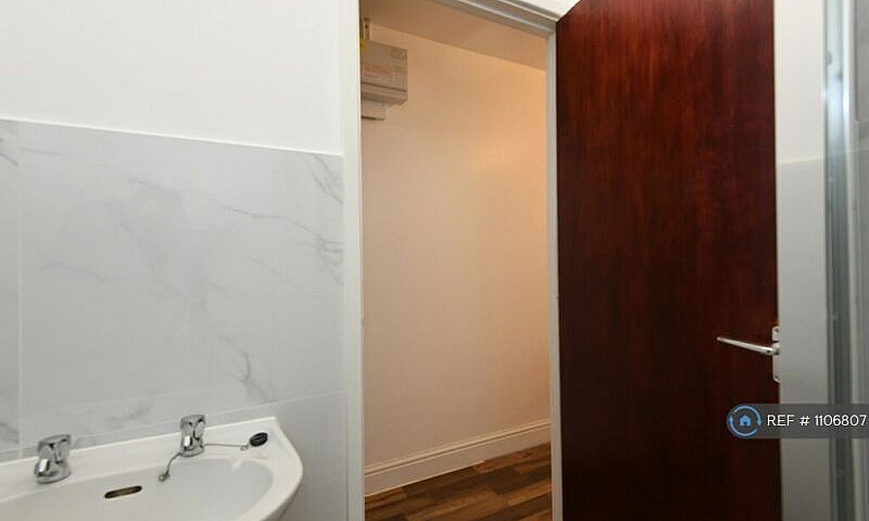 Studio Flat In Kembe...