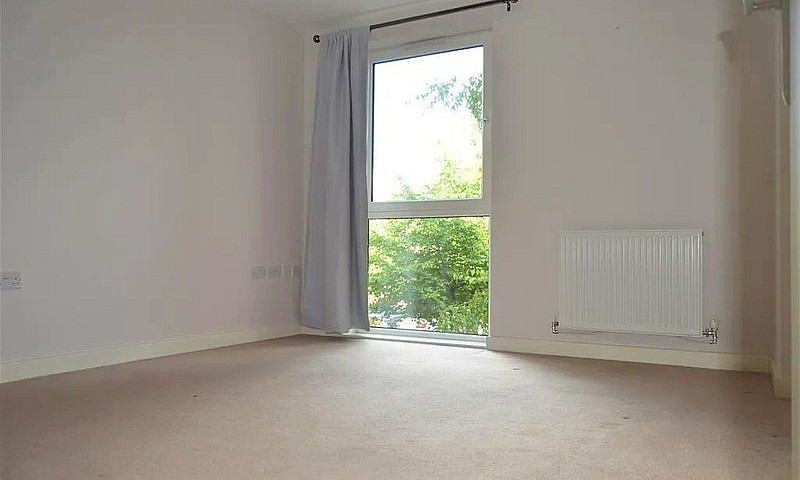 2 Bed Flat - Immacul...