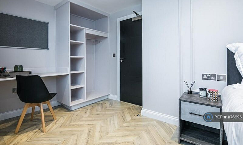 6 Bedroom House In L...