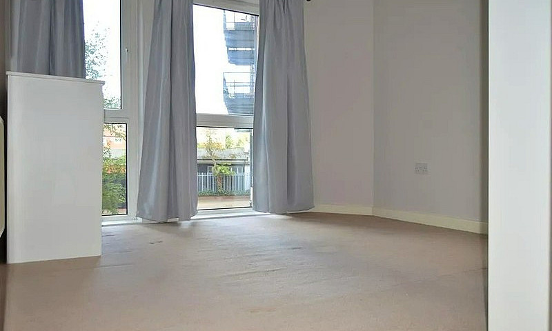 2 Bed Flat - Immacul...