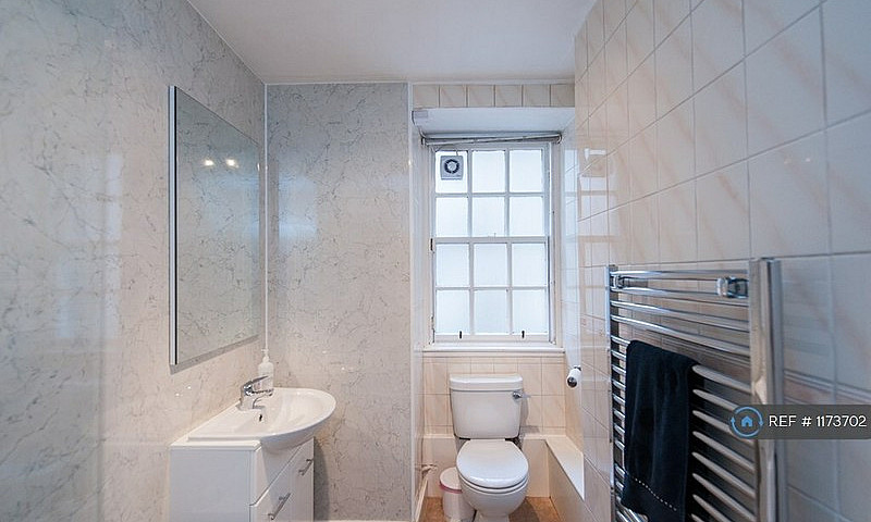 2 Bedroom Flat In La...