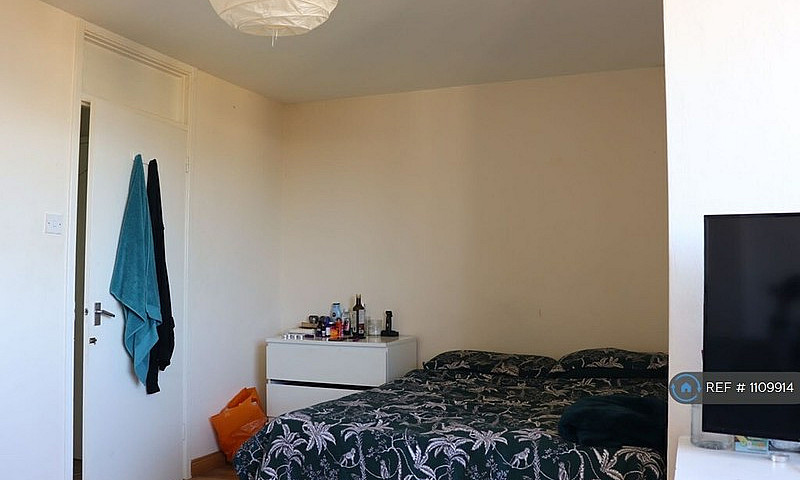 2 Bedroom Flat In As...