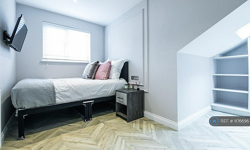 6 Bedroom House In L...