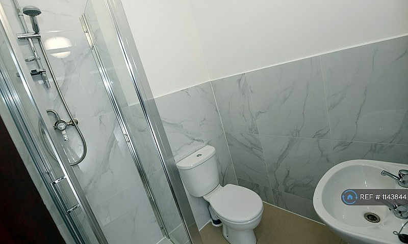 Studio Flat In Kembe...