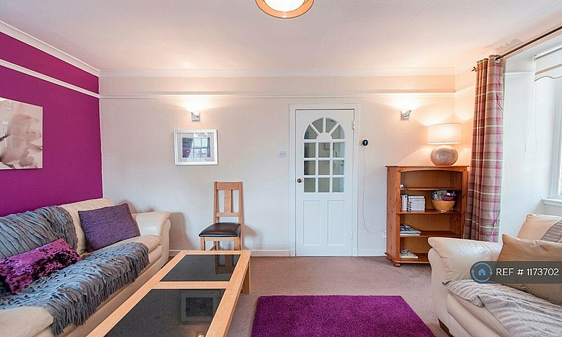 2 Bedroom Flat In La...