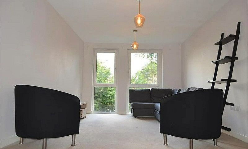 2 Bed Flat - Immacul...