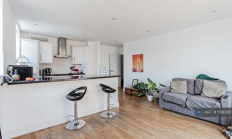 2 Bedroom Flat In Wa...