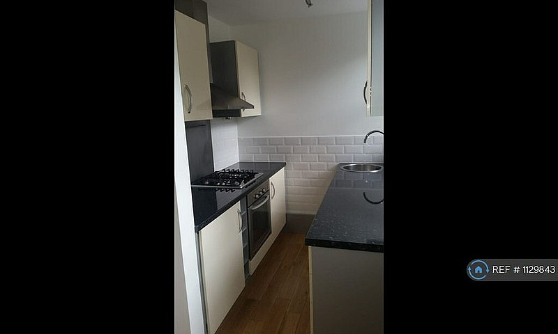 1 Bedroom Flat In He...