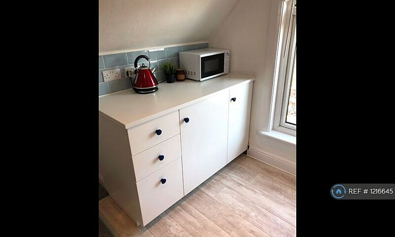 Studio Flat In Nantw...