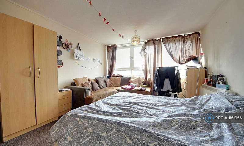 3 Bedroom Flat In De...