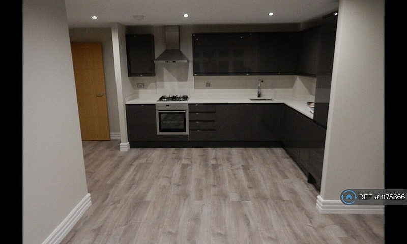 2 Bedroom Flat In Fi...