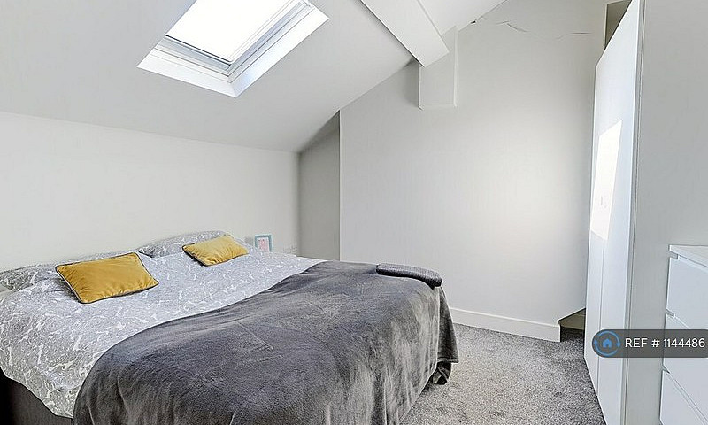 2 Bedroom Flat In Gl...