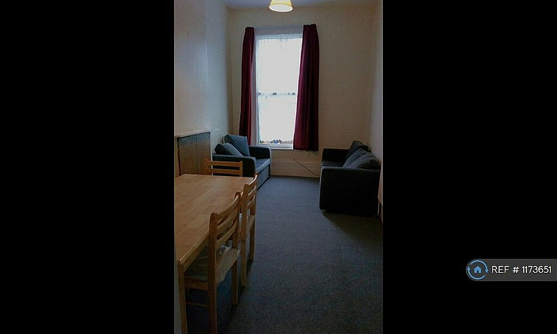 3 Bedroom Flat In Cr...