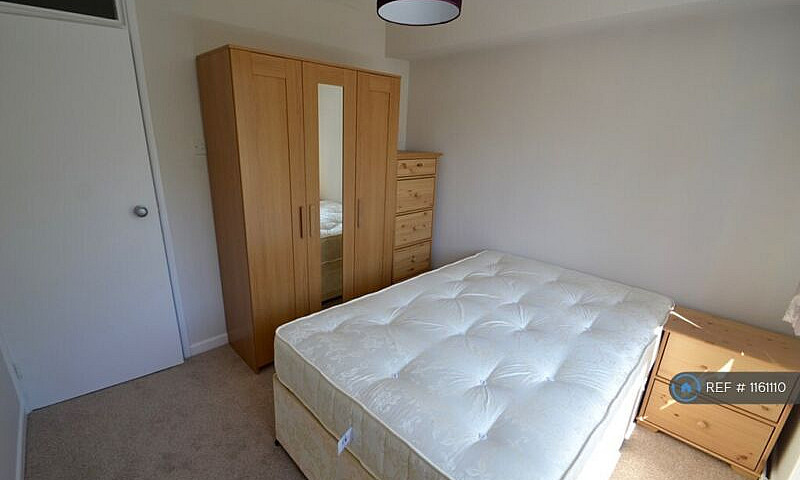 2 Bedroom Flat In Cr...