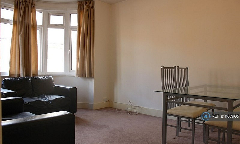 2 Bedroom Flat In Gr...