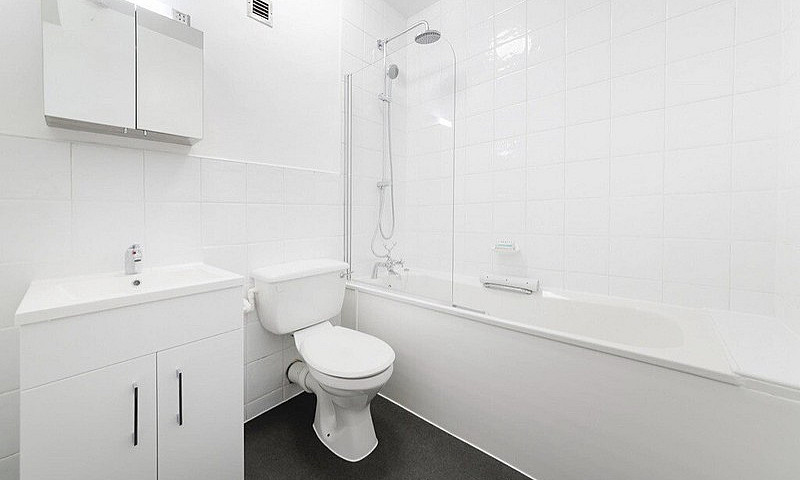 Large 3 Bed Flat In ...