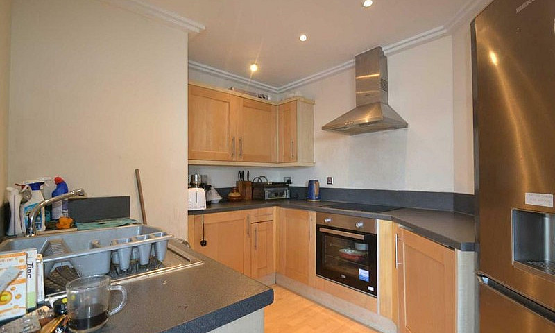 2 Bedroom Flat In Tr...