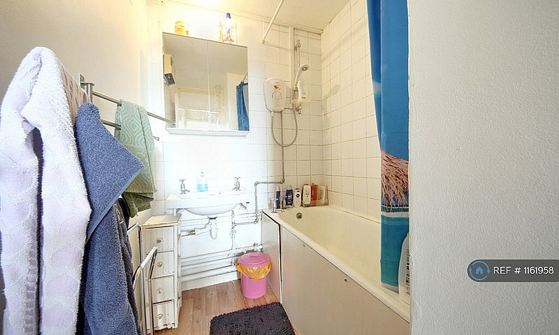 3 Bedroom Flat In De...