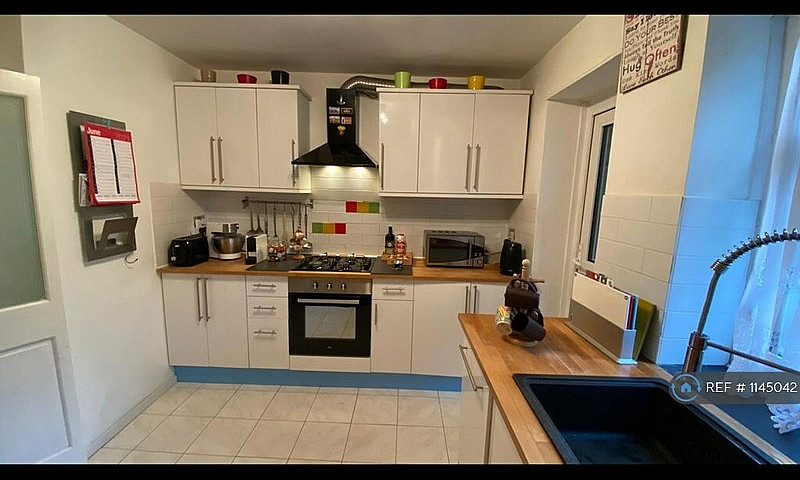 2 Bedroom Flat In Al...