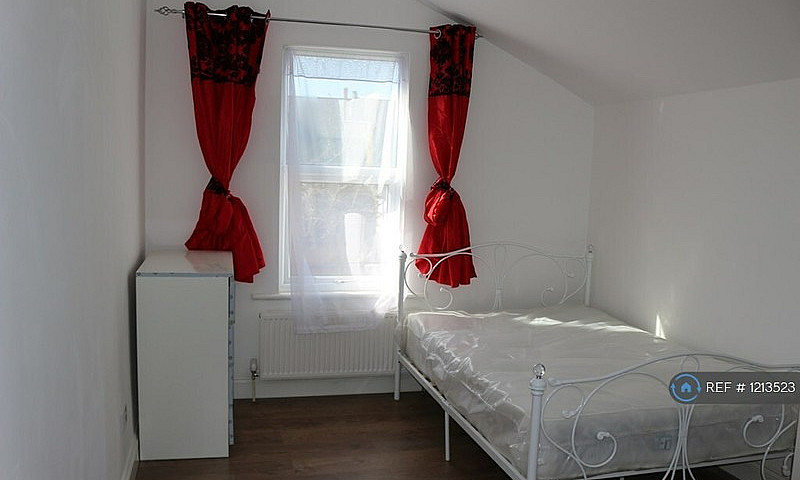 5 Bedroom House In B...