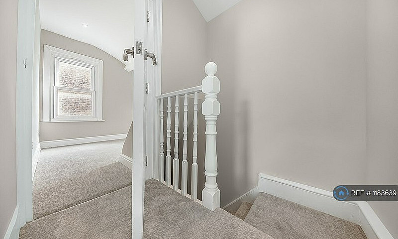 2 Bedroom Flat In Mi...