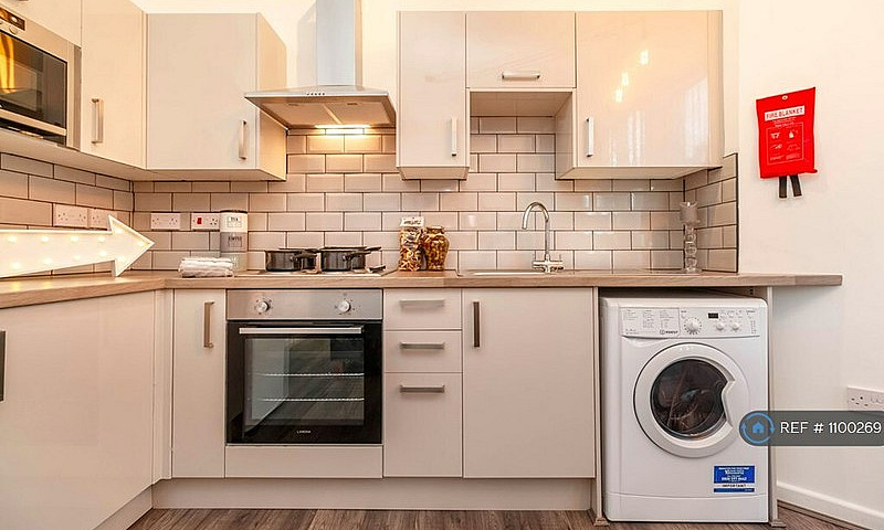 3 Bedroom Flat In Hu...