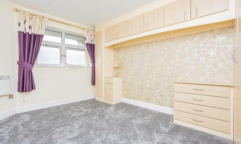 2 Bedroom Flat In Ed...