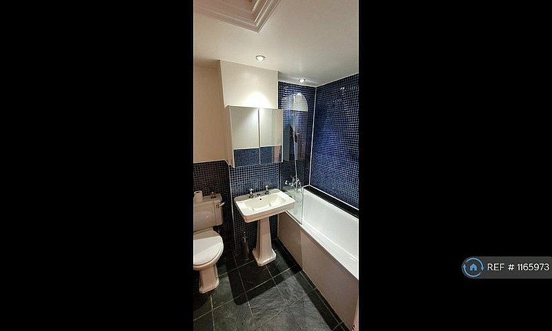 2 Bedroom Flat In Ba...