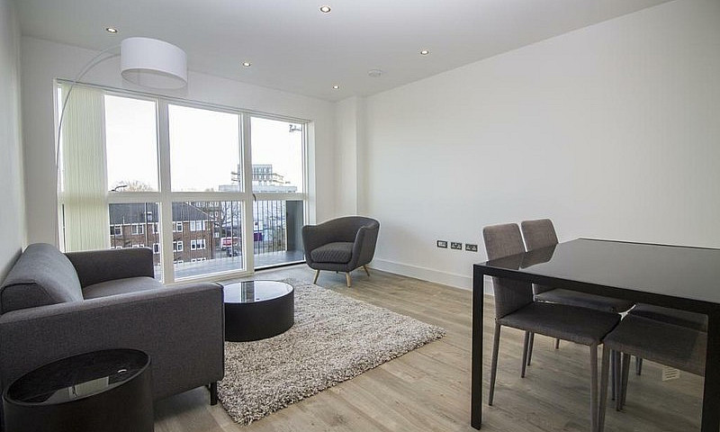 2 Bedroom Flat In Gr...