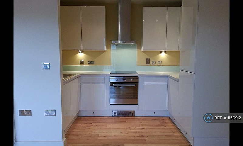 2 Bedroom Flat In Fr...