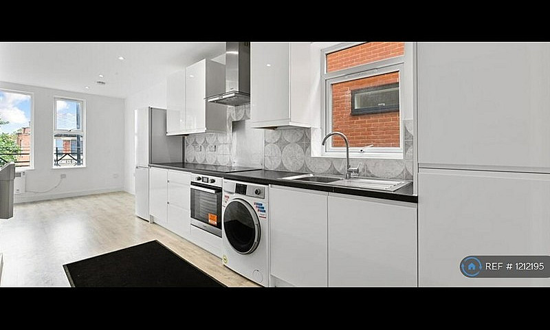2 Bedroom Flat In Ce...