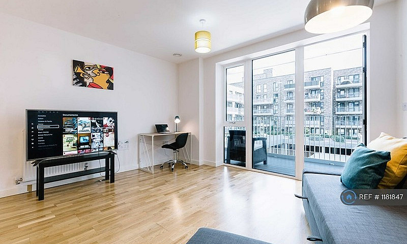 2 Bedroom Flat In Cr...