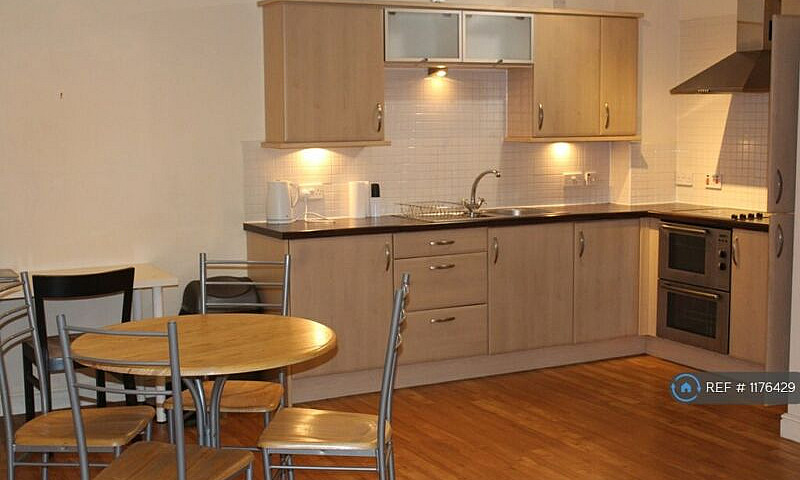 2 Bedroom Flat In Wo...