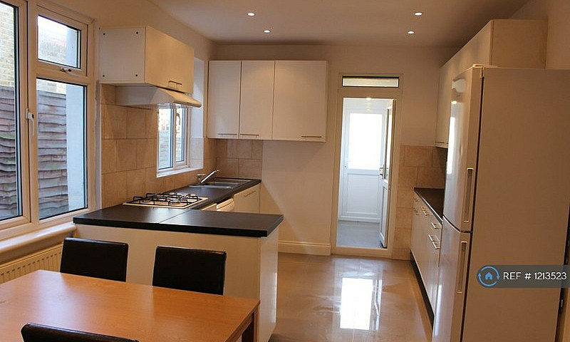 5 Bedroom House In B...