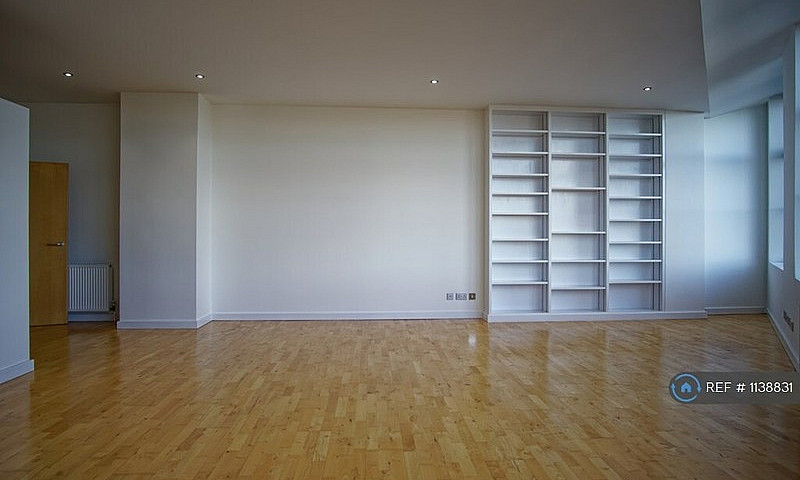 2 Bedroom Flat In Ex...