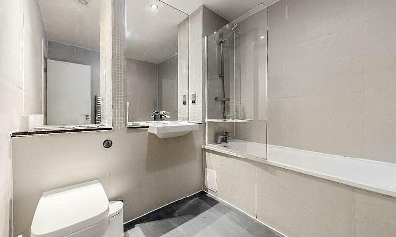 5 Bedroom Flat In An...
