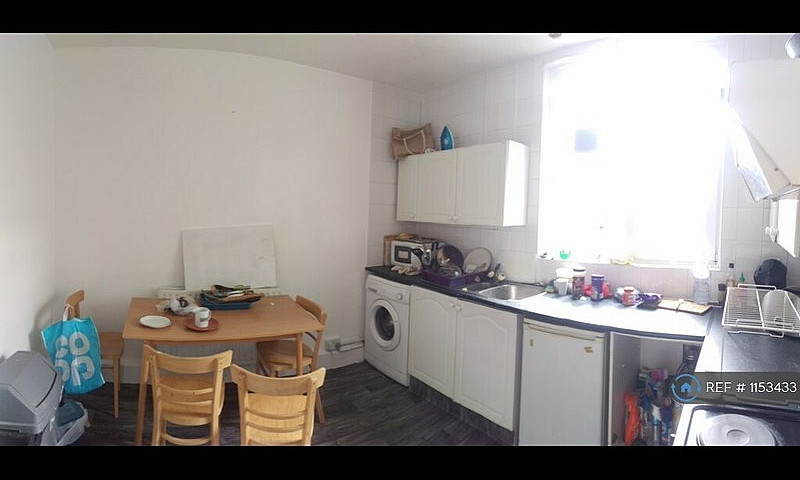 4 Bedroom Flat In Ba...