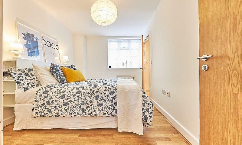 2 Bedroom Flat In Gr...