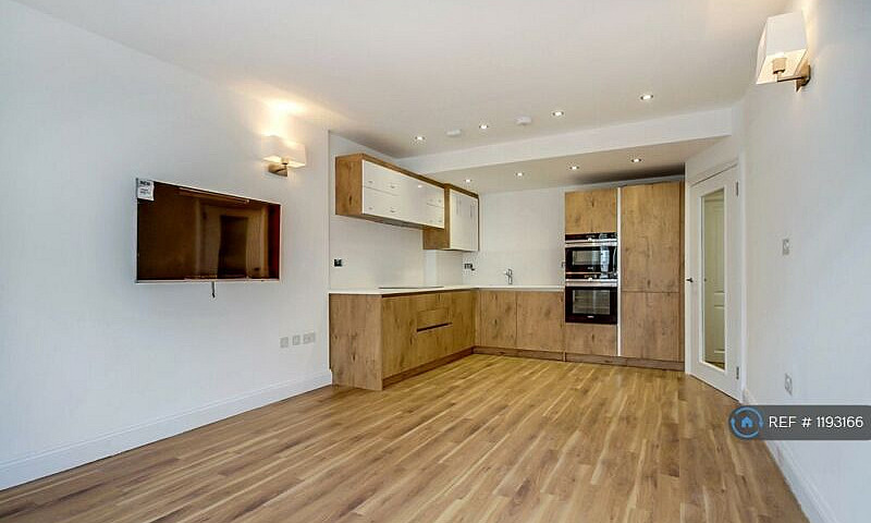 2 Bedroom Flat In Le...