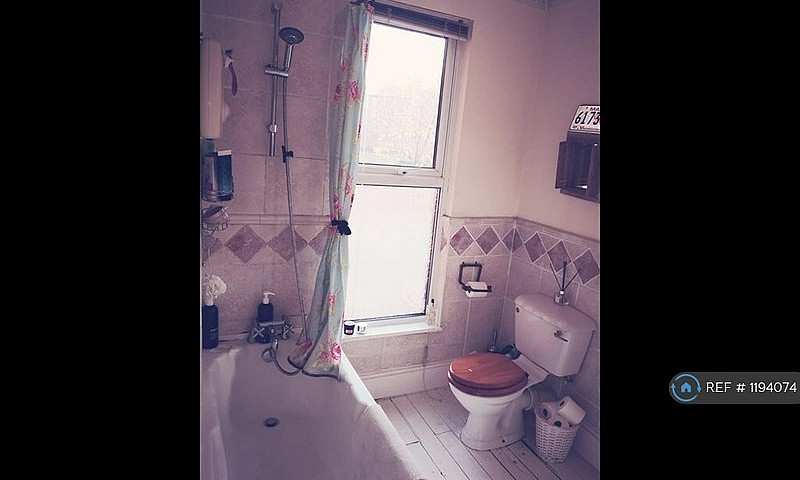 2 Bedroom Flat In Ch...