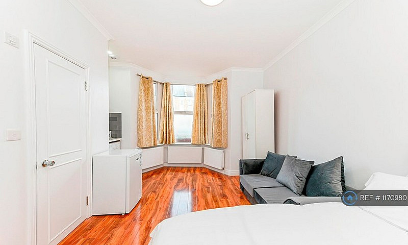 Studio Flat In Manor...