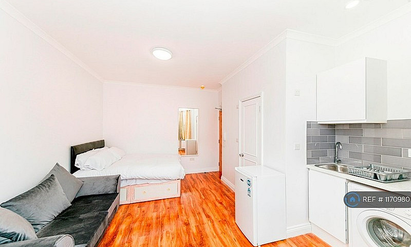 Studio Flat In Manor...