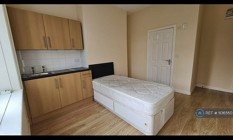 Studio Flat In John ...