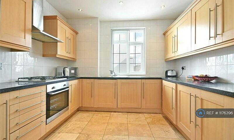 2 Bedroom Flat In Ve...