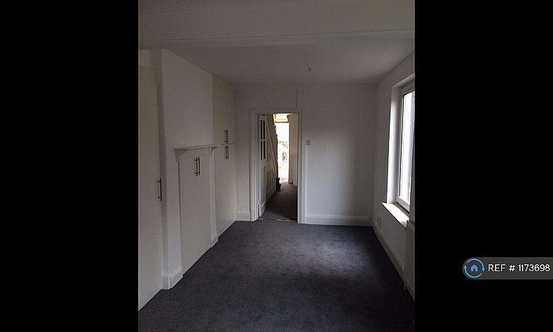 4 Bedroom House In A...