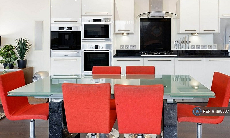 3 Bedroom Flat In Re...